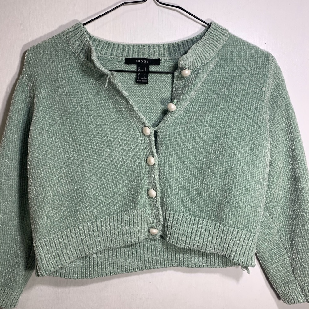 forever 21 button up cropped sweater 🌿